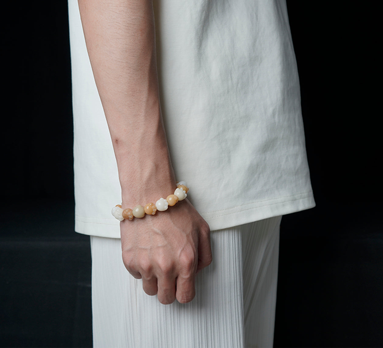 Side view of the Cat's Claw Bodhi Seed bracelet.
