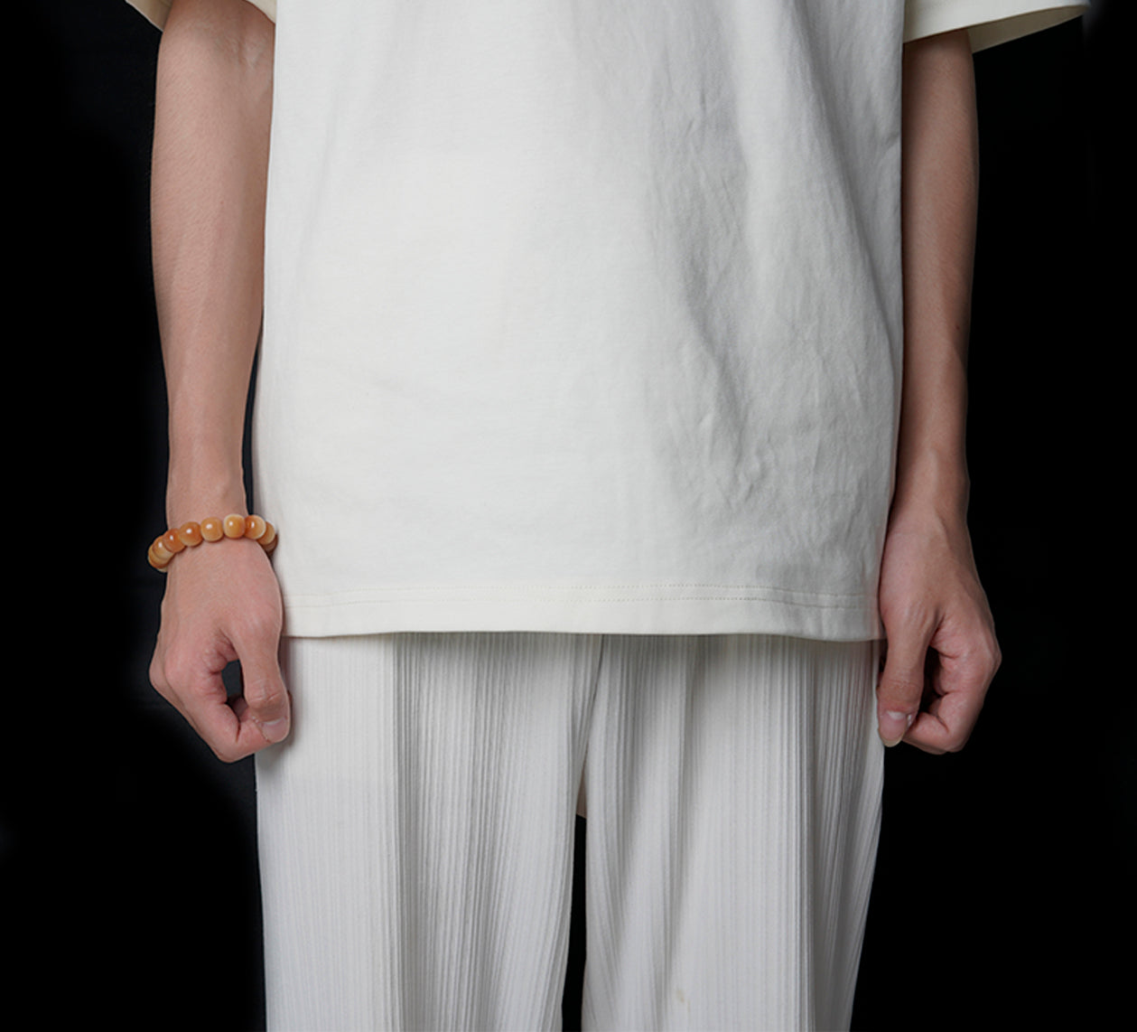 Demonstration of wearing PUTI-Charcoal Bodhi Bracelet
