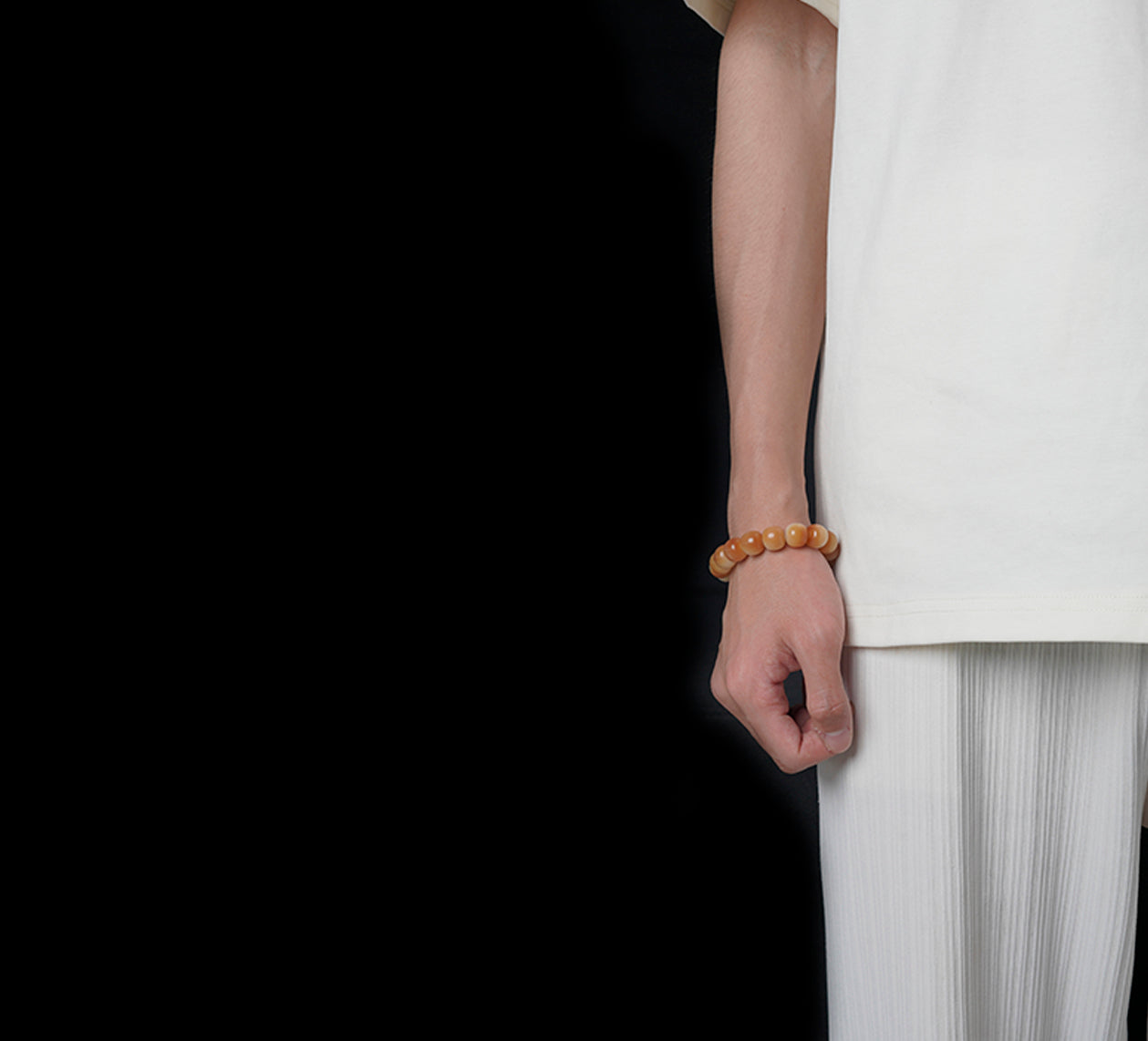 Demonstration of wearing PUTI-Charcoal Bodhi Bracelet