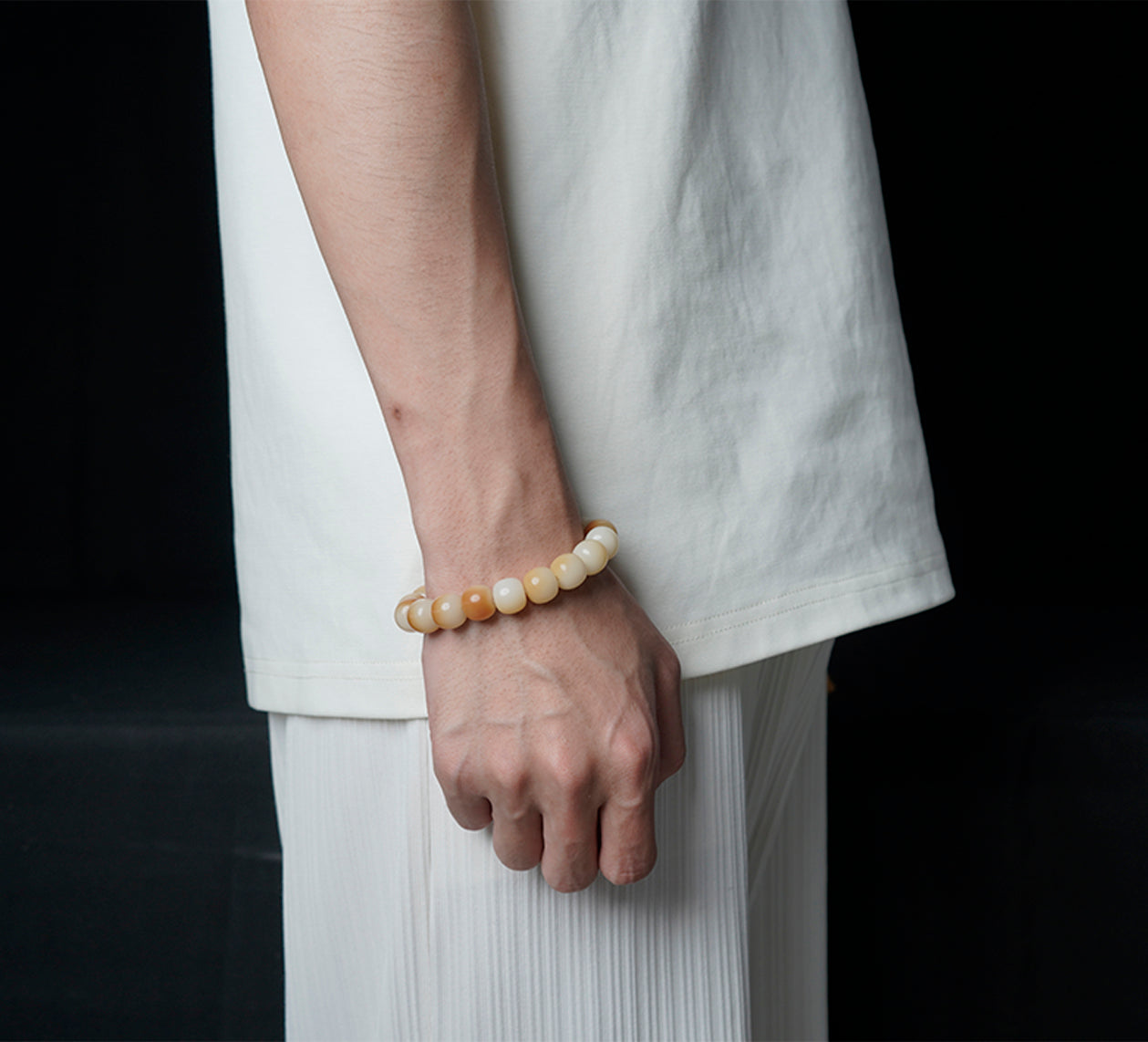 Demonstration of wearing PUTI-Charcoal Bodhi Bracelet