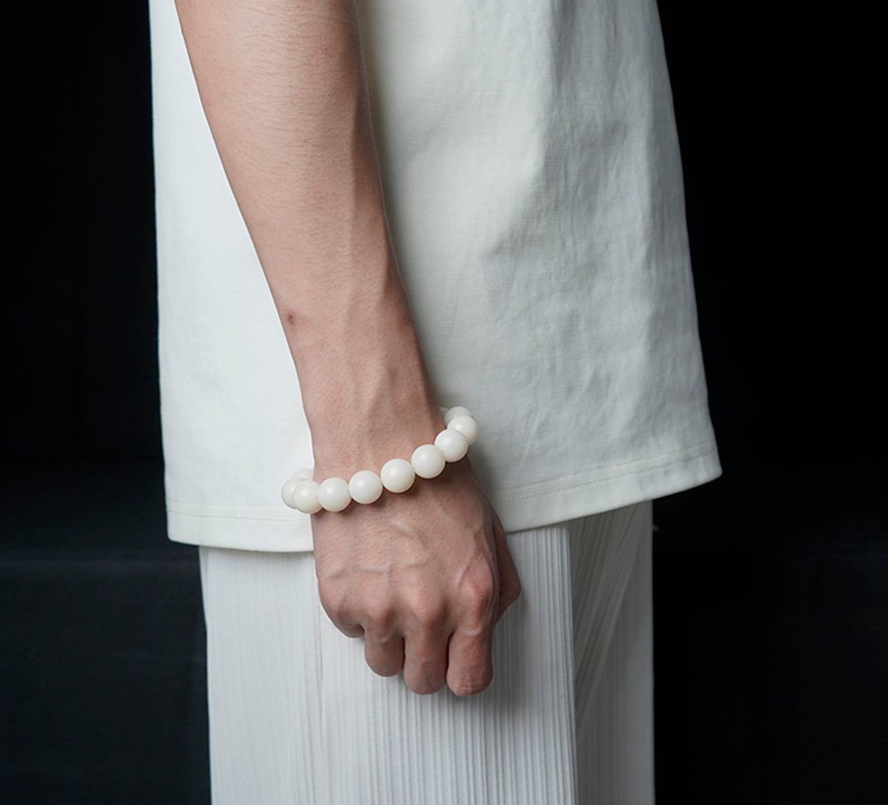Side view of white jade round bead bodhi bracelet