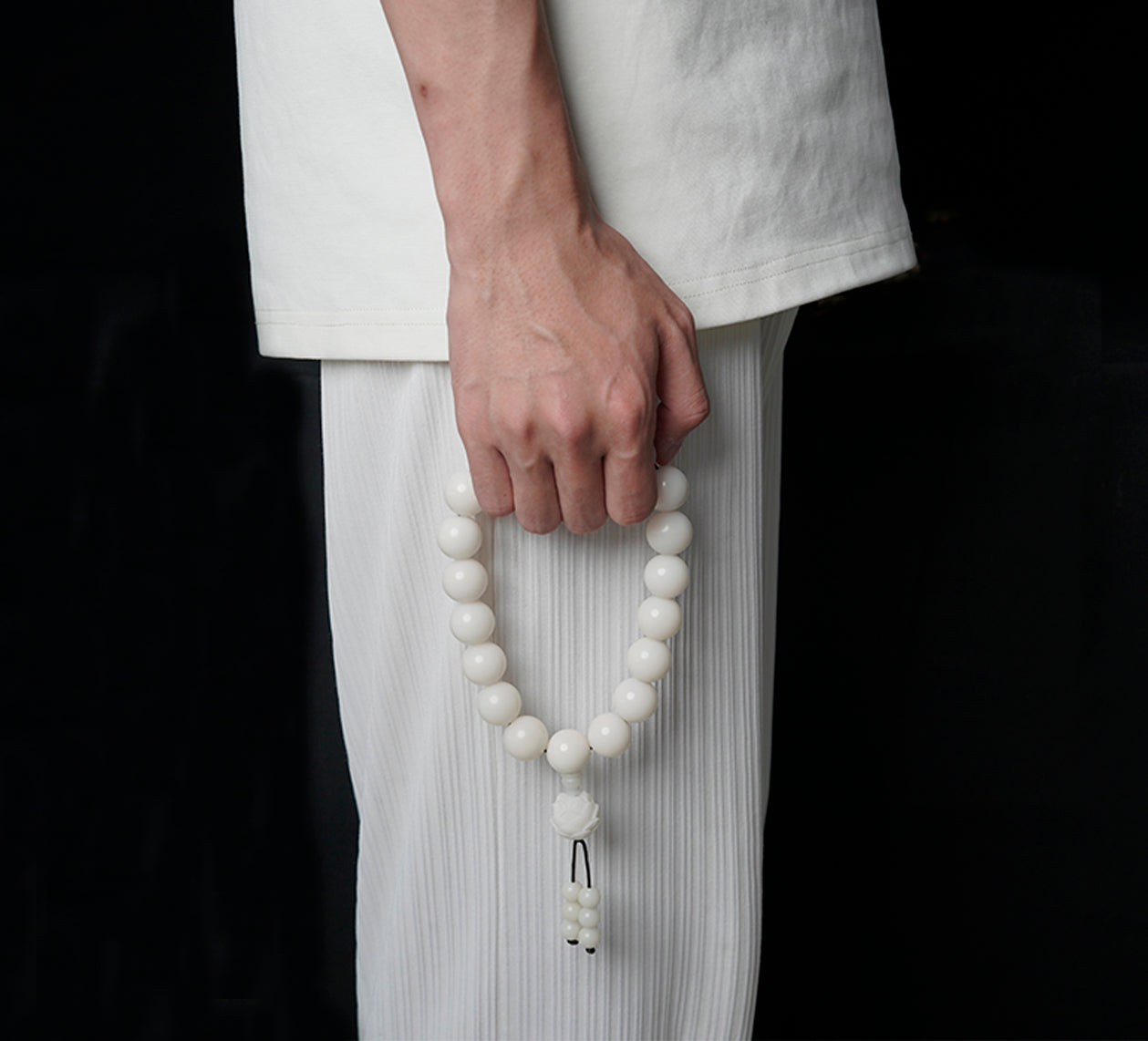 Side Wear Example of PUTI-White Round Bead Bodhi Handheld
